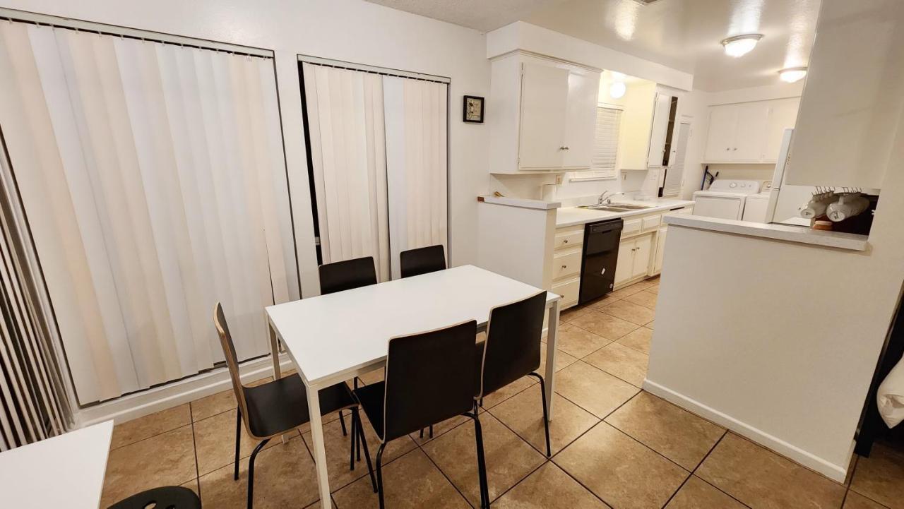 Centrally Located, 4X Queen, 300 Mbps Internet With Backyard! Hemet Esterno foto