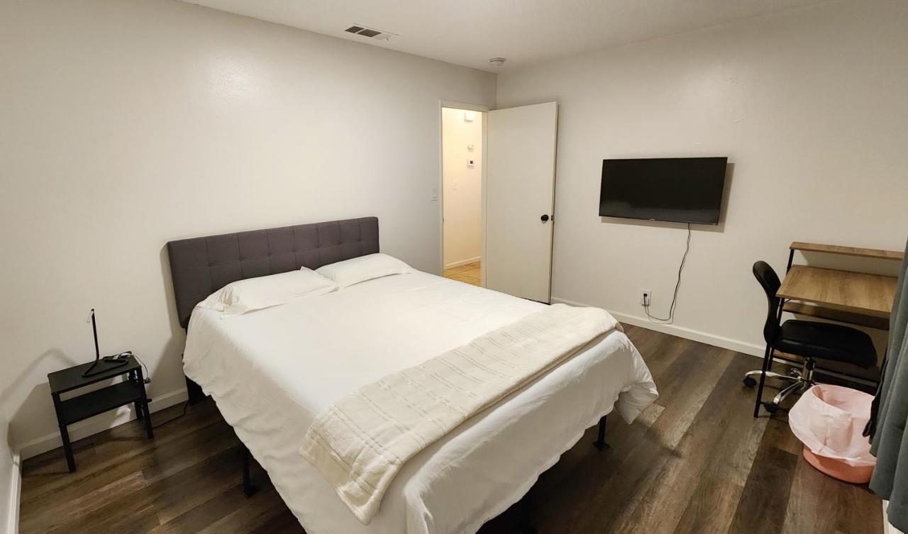 Centrally Located, 4X Queen, 300 Mbps Internet With Backyard! Hemet Esterno foto