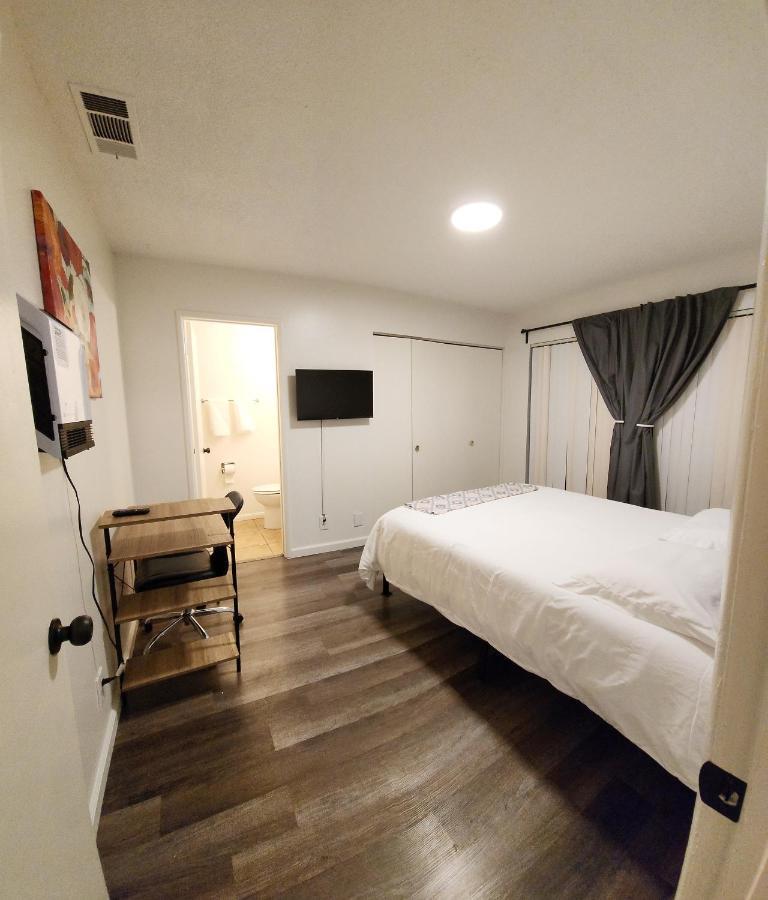Centrally Located, 4X Queen, 300 Mbps Internet With Backyard! Hemet Esterno foto